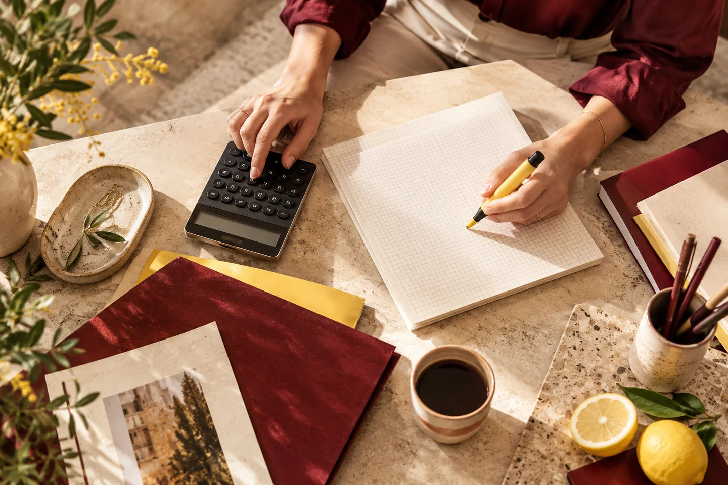 Calcolatrice e foglio di lavoro su una scrivania